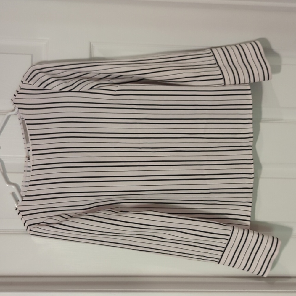 ☀️ H&M White and Black Stripped Blouse